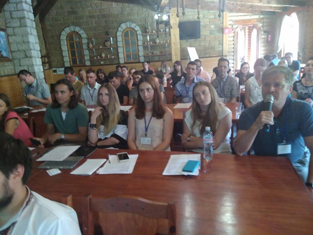 Під час обговорення доповіді одного з учасників школи